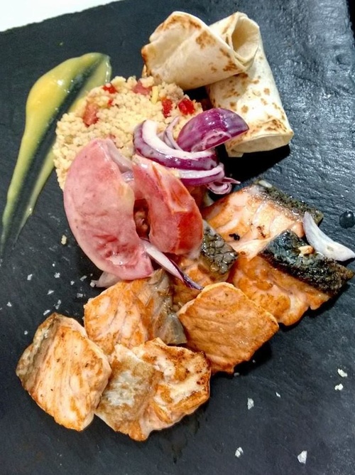 "Salmón acevichado acompañado de tabulé, fajitas y salsa de aguacate"